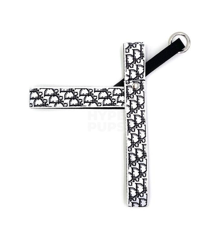Dogior oblique pattern dog collar and leash with interlocking monogram design on white fabric
