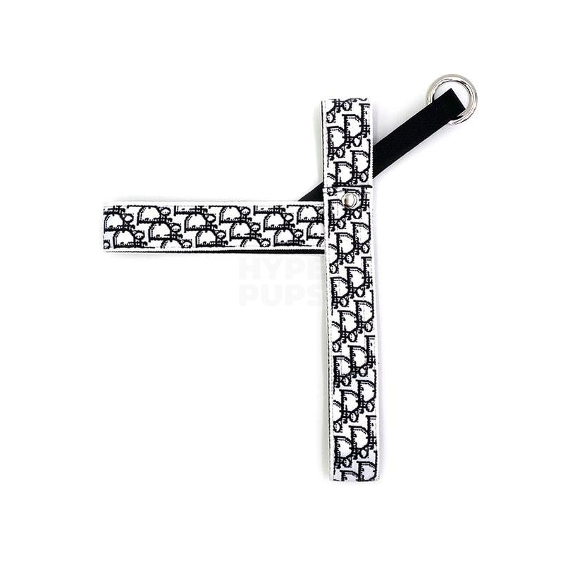 Dogior oblique pattern dog collar and leash with interlocking monogram design on white fabric